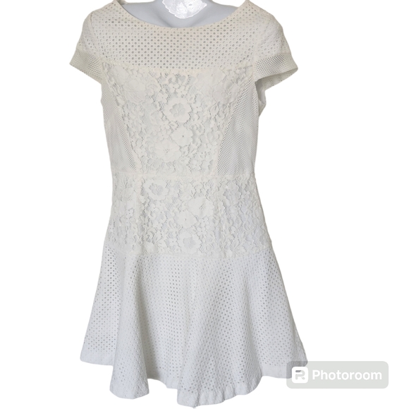 Betsey Johnson White Floral and Eyelet Lace Short Sleeve Fit and Flare Dress 8 - Picture 3 of 13
